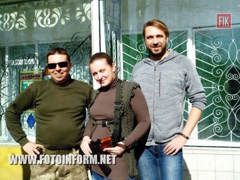 Вчера, 10 апреля, представители модельного агентства «Римо» лично в руки бойцам АТО передали материальную помощь и подарки от «Королев Кировограда 2015».