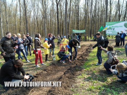 Сегодня, 16 апреля, в рамках десятой Всеукраинской акции «Майбутнє лісу в твоїх руках» состоялась посадка леса в нашей области.