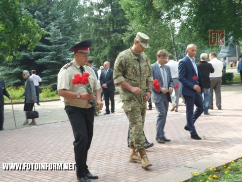 Сегодня, 22 июня, кировоградцы собрались на мемориальном комплексе «Крепостные валы» по случаю Дня скорби и памяти жертв войны в Украине.