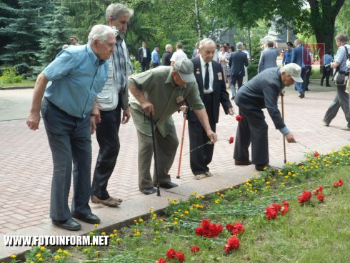 Сегодня, 22 июня, кировоградцы собрались на мемориальном комплексе «Крепостные валы» по случаю Дня скорби и памяти жертв войны в Украине.