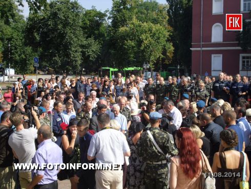 Сегодня, 11 августа, на площади возле театра имени М.Кропивницкого кировоградцы попрощались с земляком, воином - пограничником Андреем Матвиенко.
