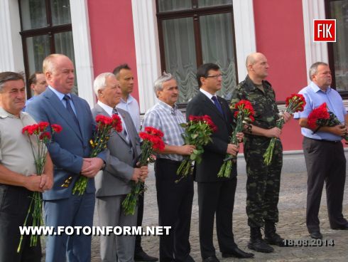 Сегодня, 18 августа, на площади возле театра имени М.Кропивницкого жители Кировограда провели в последний путь погибших воинов отряда специального назначения.