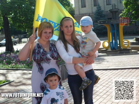 На центральной площади нашего города состоялся флешмоб, под названием « Нарисуй Украину без войны».