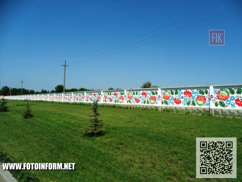 Вчера, 8 июля, в Кировоградской области официально зарегистрирован новый рекорд Украины - самая длинная петриковская роспись.