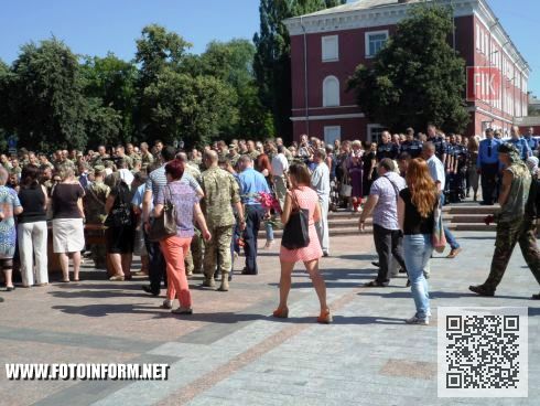 Сегодня, 24 июля, на Театральной площади Кировограда жители нашего города провели в последний путь бойца 3-го отдельного полка спецназначения Виктора Карнауха.