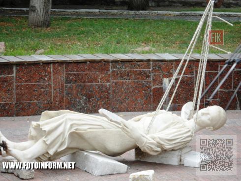 Вчера, 21 августа, на Театральной площади Кировограда проходили работы по установлению скульптуры Наталки Полтавки на место, где она изначально радовала горожан.