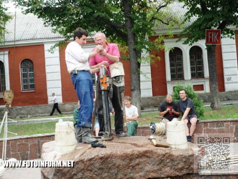 Вчера, 21 августа, на Театральной площади Кировограда проходили работы по установлению скульптуры Наталки Полтавки на место, где она изначально радовала горожан.