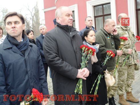 Сегодня, 4 ноября, кировоградцы провели в последний путь воина АТО, командира группы специального назначения Тараса Карпу.