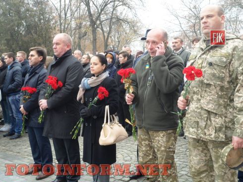Сегодня, 4 ноября, кировоградцы провели в последний путь воина АТО, командира группы специального назначения Тараса Карпу.