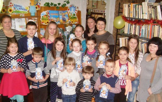 Напередодні Різдва бібліотекарі філії №18 для своїх читачів – родин 101-го мікрорайону провели майстер-клас «Різдвяний Ангел».