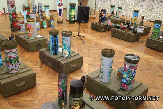 У Кропивницькому відкрилася виставка розмальованих військових трофеїв 