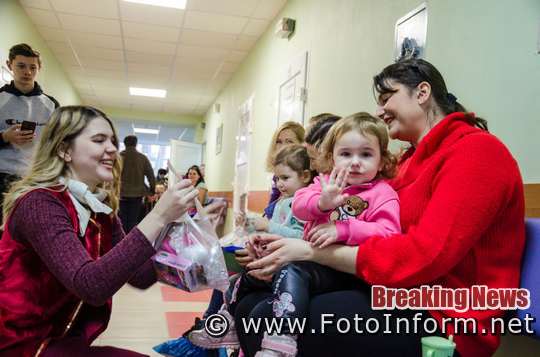 Кропивницкий: в детской областной больнице провели рождественскую акцию