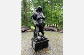 У Львові вандали пошкодили скандальну скульптуру оголеної жінки