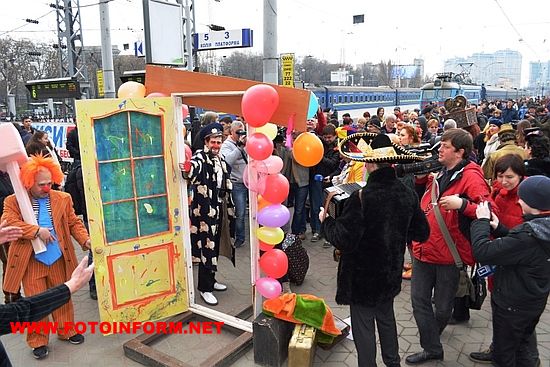 Тотальна «клоунізація» пасажирів відбулася на Одеському залізничному вокзалі