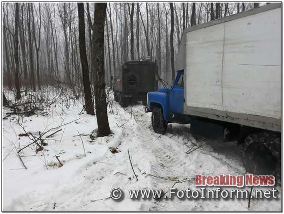 Впродовж минулої доби пожежно-рятувальні підрозділи Кіровоградської області здійснили 6 виїздів для надання допомоги водіям вантажних автомобілів, які застрягли на складних ділянках доріг. 