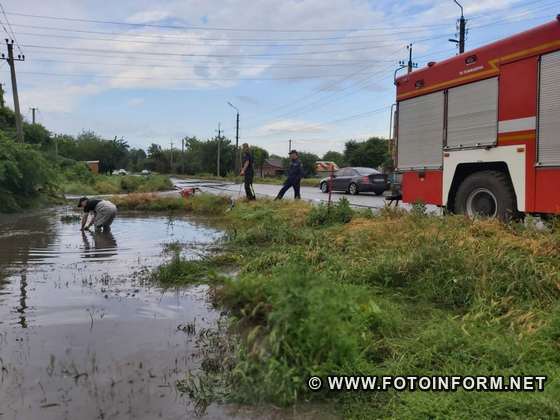 рятувальники відкачують дощові води з підтоплених садиб