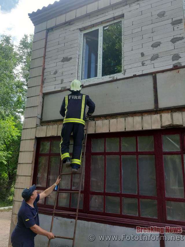 На Кіровоградщині рятувальники допомогли відкрити двері квартири, в якій перебувала хвора жінка