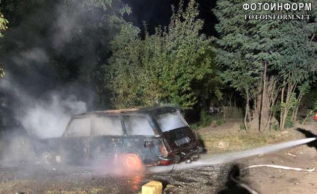 На Кіровоградщині загорівся припаркований автомобіль (ФОТО)