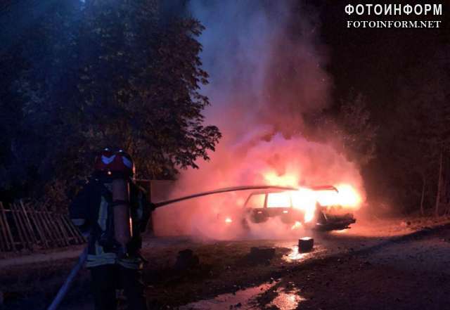 На Кіровоградщині загорівся припаркований автомобіль (ФОТО)