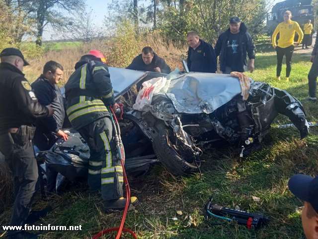 ДТП на Кіровоградщині: пасажирку діставали рятувальники 