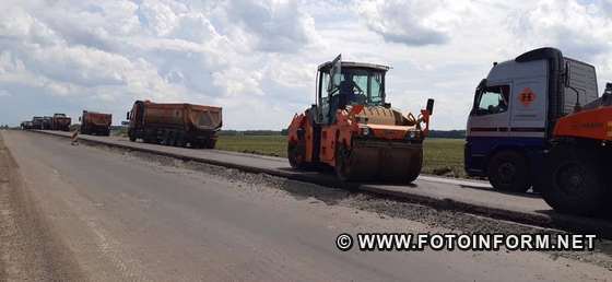Дорожники одночасно ремонтують чотири ділянки автодороги М-12 «Стрий- Тернопіль - Кропивницький - Знам’янка», яку відновлюють в рамках програми президента «Велике будівництво». 