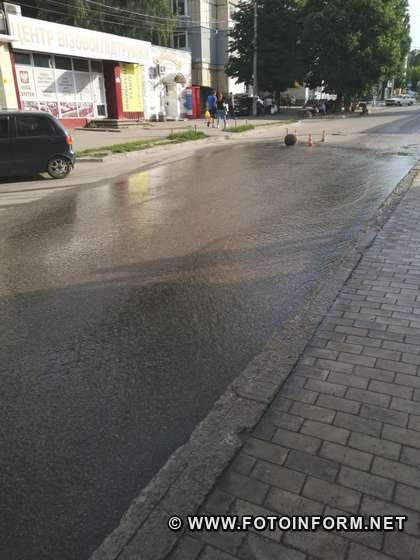 Сьогодні, 2 червня, у Кропивницькому у центрі міста водоканал проводив ремонті роботи, тому у багатьох домівках було відсутнє водопостачання.