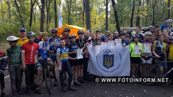 150 учасників Чемпіонату України з велосипедного кросу зібралися у Кропивницькому аби вшанувати пам'ять про Заслуженого тренера України Сергія Симоненка.