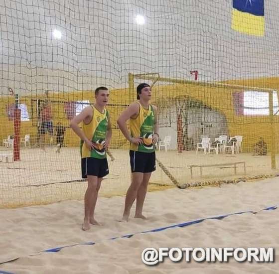 У Києві пройшов чемпіонат України з пляжного волейболу серед юнаків до 17 років, участь у змаганнях взяли 18-команд з усієї України.