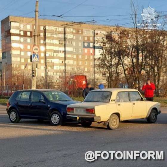 Автопригода сталася сьогодні, близько 8-ї години, на перетині вулиць Жадова і Героїв України.