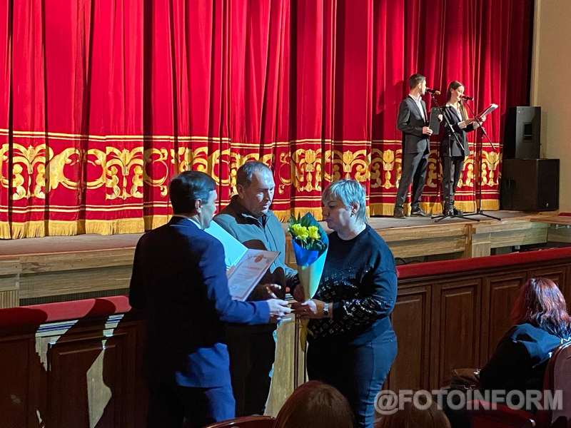 Сьогодні в Кіровоградському обласному академічному музично-драматичному театрі відбулись урочистості з нагоди Дня волонтера.