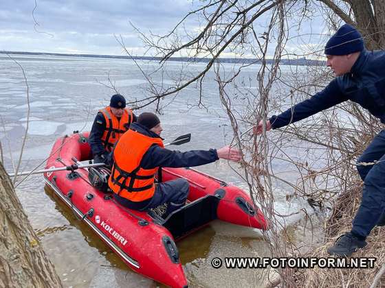 12-го лютого об 11:50 до служби порятунку звернулися очевидці, які побачили, що на річці Дніпро дві крижини з рибалками дрейфують від берега.
