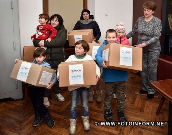 В обласному центрі 11 дітей у сім’ях, що опинились у складних життєвих обставинах, отримали від Дитячого фонду ООН (ЮНІСЕФ) комплекти зимового одягу та взуття.