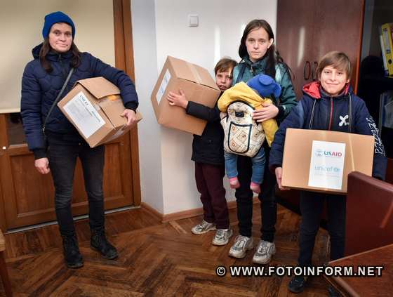 В обласному центрі 11 дітей у сім’ях, що опинились у складних життєвих обставинах, отримали від Дитячого фонду ООН (ЮНІСЕФ) комплекти зимового одягу та взуття.