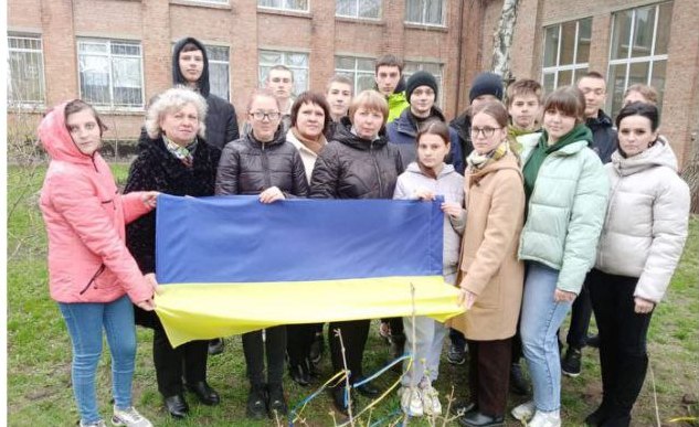 На Кіровоградщині школярі висадили кущі калини на згадку про українських воїнів