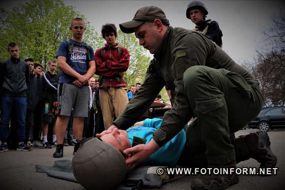 У Кропивницькому для студентів нацгвардійці провели заняття з тактичної медицини