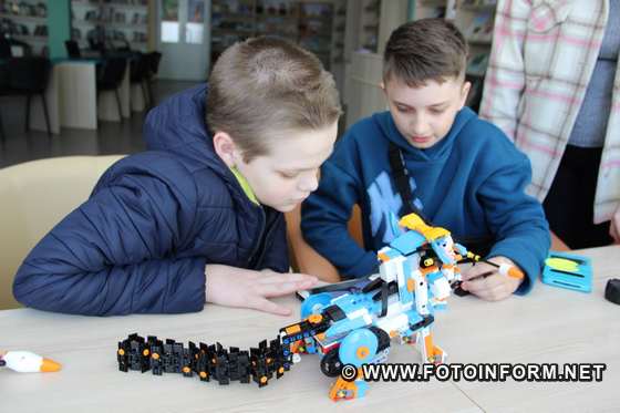 У Кропивницькому дітей навчають писати коди для активації роботів
