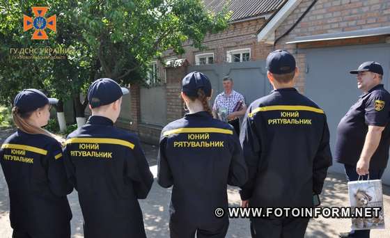 У Кропивницькому юні рятувальники привітали ветерана пожежно-рятувальної служби
