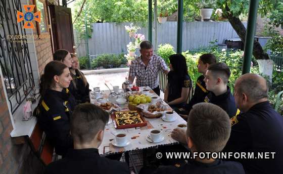 У Кропивницькому юні рятувальники привітали ветерана пожежно-рятувальної служби
