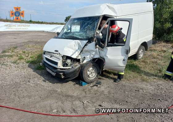 На Кіровоградщині зіткнулися мікроавтобус та вантажівка, є постраждалий