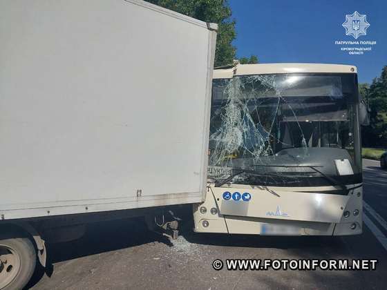 Автобус зіткнувся з ванатжівкою у Кропивницькому