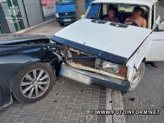 У Кропивницькому BАЗ врізався у припаркований Lexus 