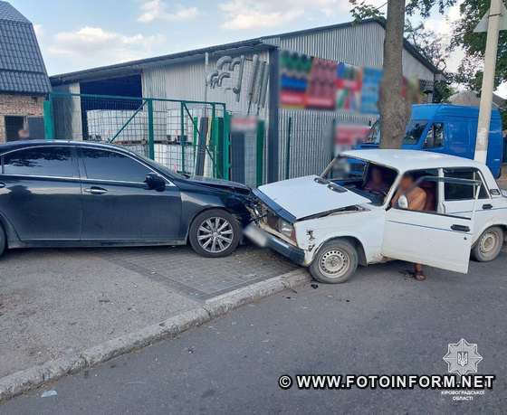 У Кропивницькому BАЗ врізався у припаркований Lexus 