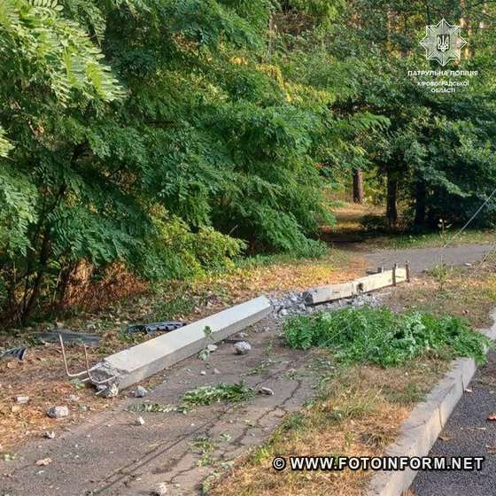 У Кропивницькому трапилася ДТП: водій наїхав на електроопору 