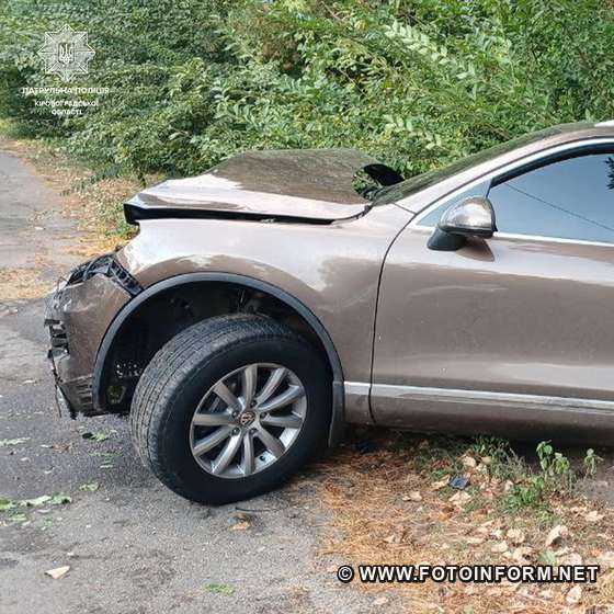 У Кропивницькому трапилася ДТП: водій наїхав на електроопору 