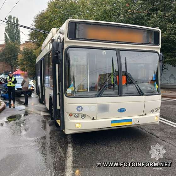 У центрі Кропивницького зіткнулися тролейбус і автівка 