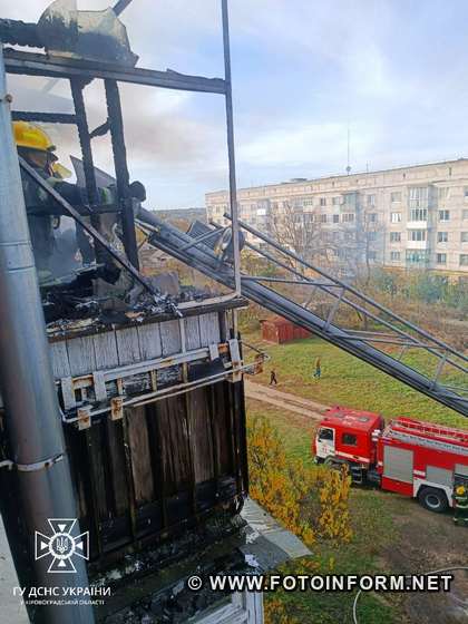 До Службу порятунку 101 надійшло повідомлення про пожежу у п’ятиповерховому житловому будинку на пл. Покровського в м. Олександрія.