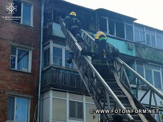 До Службу порятунку 101 надійшло повідомлення про пожежу у п’ятиповерховому житловому будинку на пл. Покровського в м. Олександрія.