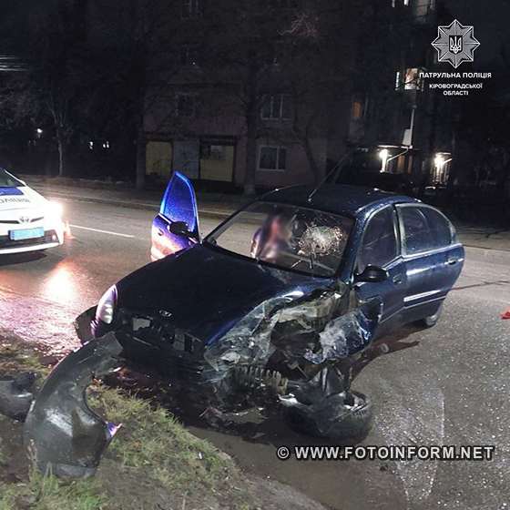 П'яна водійка протаранила електроопору у Кропивницькому