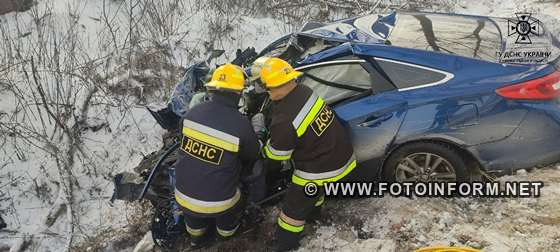На Кіровоградщині зіткнулися легковий автомобіль і вантажівка, є загиблий (ФОТО)
