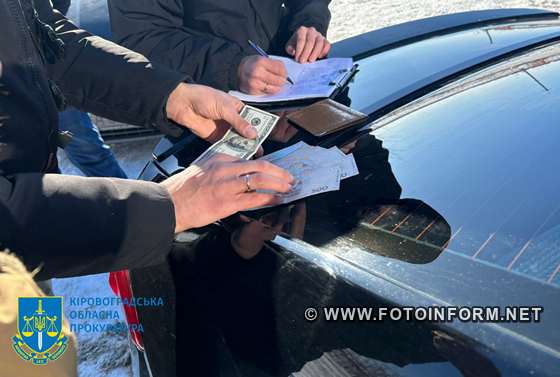 На Кіровоградщині посадовець обіцяв за хабар отримання міжнародного сертифікату